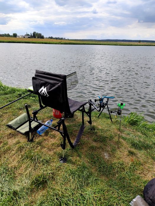 Fotel wędkarski Mikado z feeder arm i półką boczną