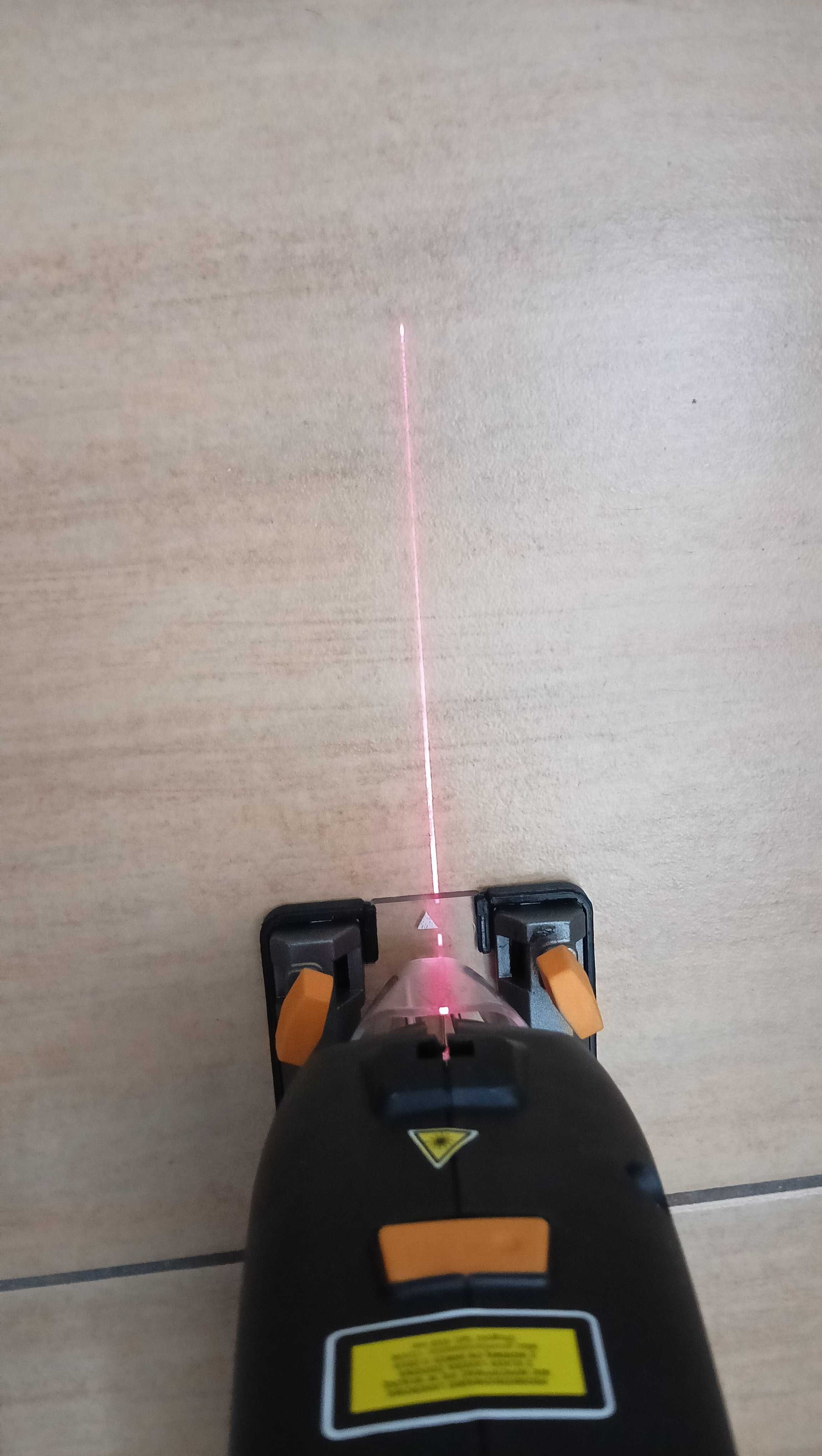 Wyrzynarka wahadłowa 800 W z laserem i oświetleniem LED