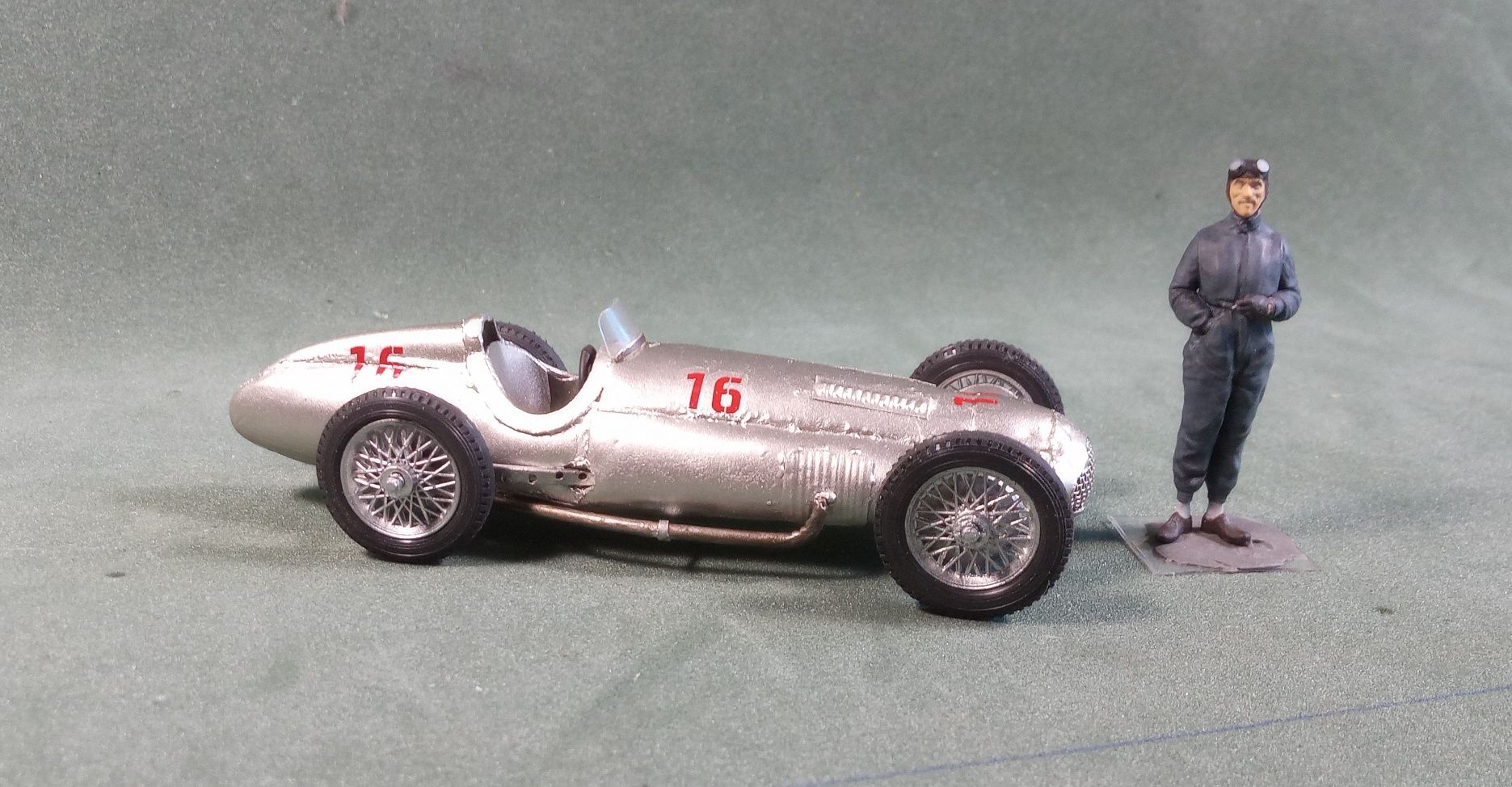 Модель гоночного болида в масштабе 1:43