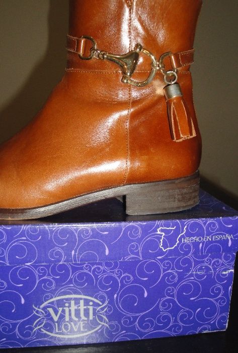 Botins em pele, em cor camel