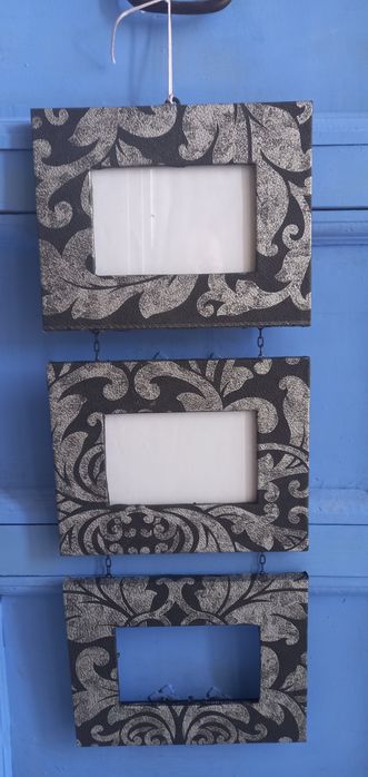 Conjunto de três molduras em madeira maciça,  pintadas à mão