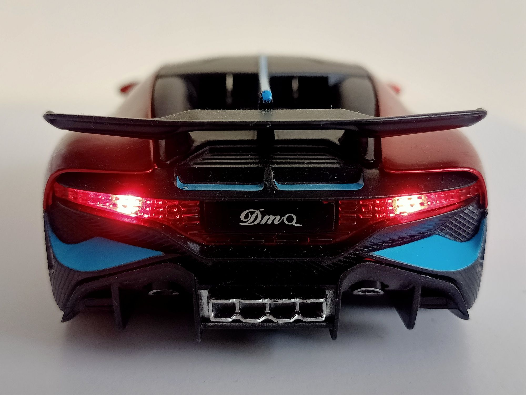 Auto model sportowy wyścigowe  samochód  jak Ferrari światła dźwi
