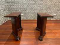 Conjunto de móveis :mesa desmontável , cadeiras, armário .