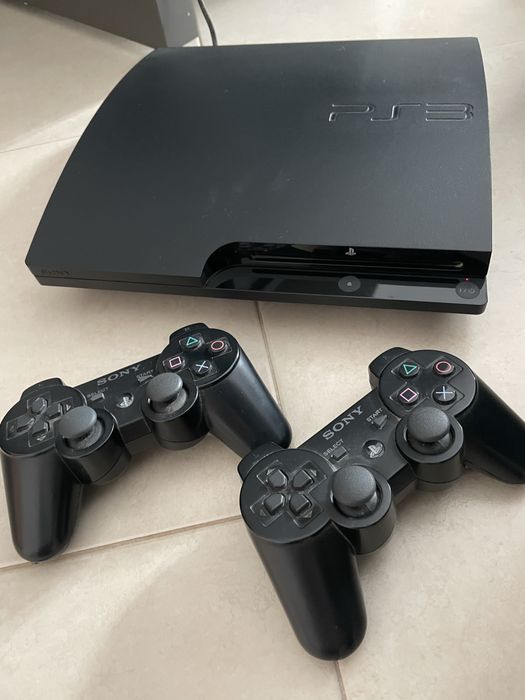 PS3 com 2 comandos + 2