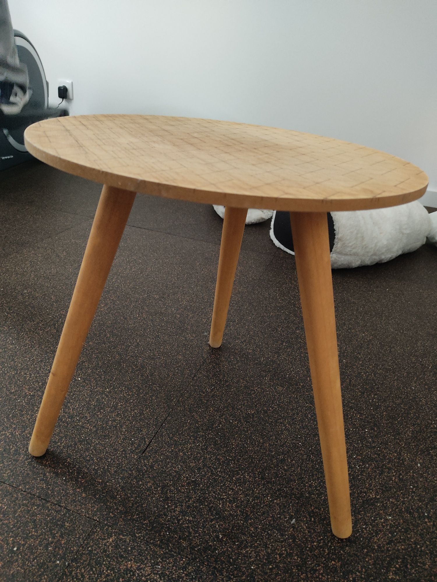 Mesa de cabeceira em contraplacado