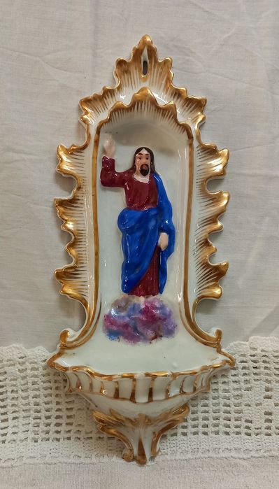 Pia de água benta em porcelana.