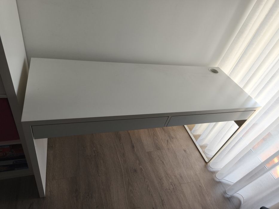 Mesa de escritório com gavetas