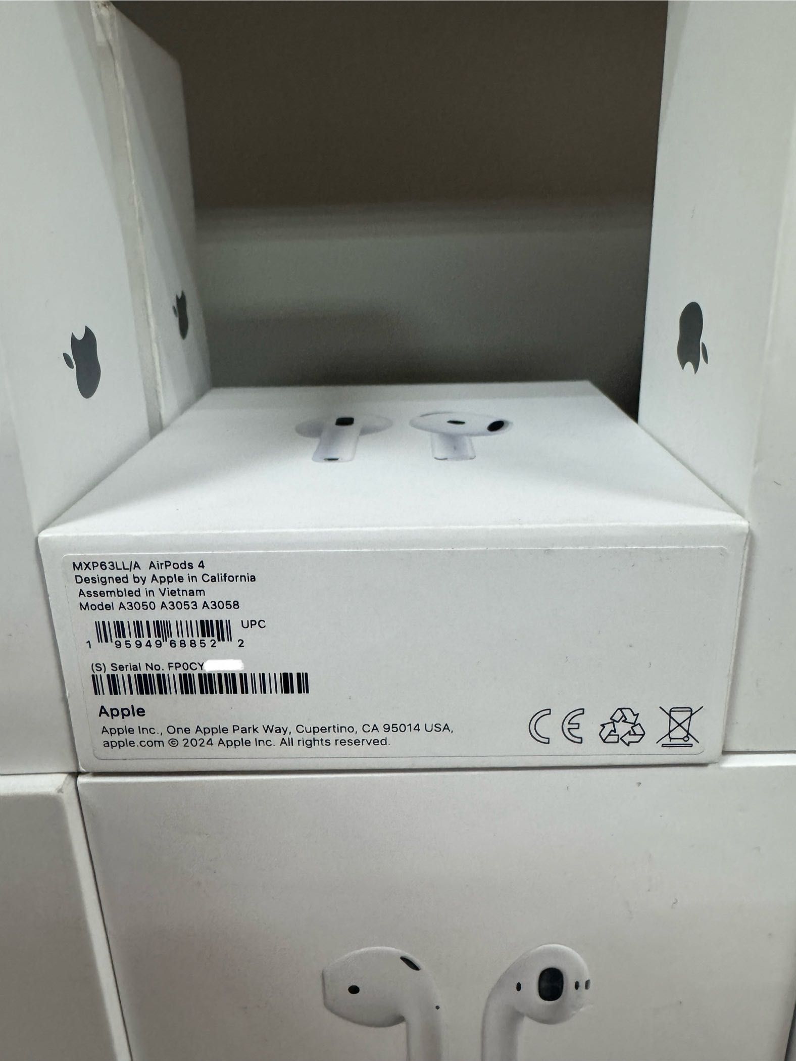 Бездротові навушники Apple AirPods 4  MXP63 нові запаковані