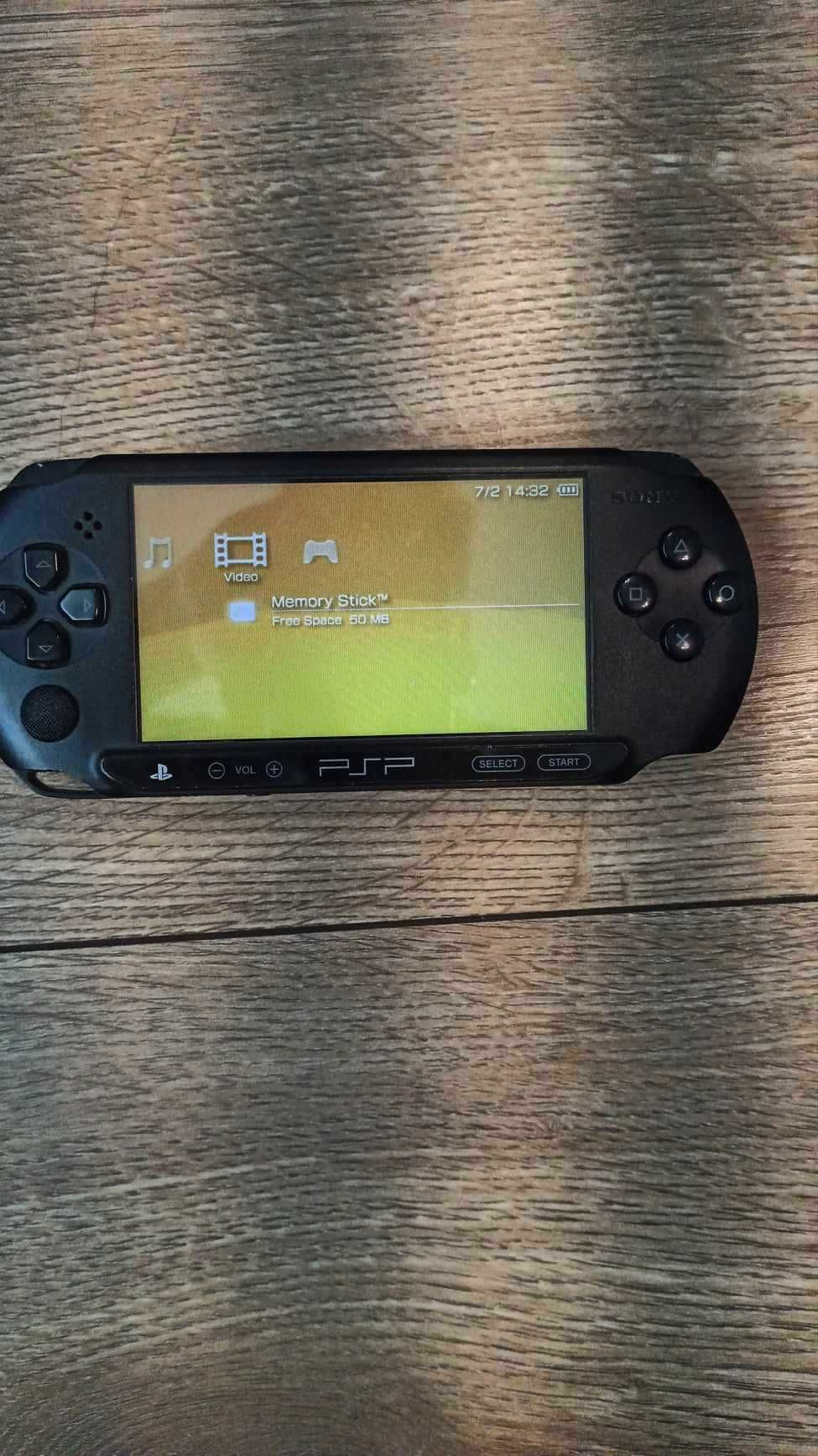 Sony PSP E1004 z ładowarką, grami i etui Game + 9 gier