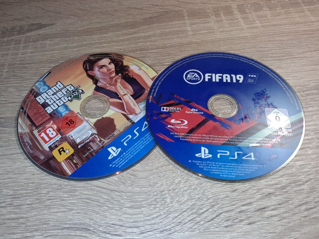 GTA V para PS4, com FIFA19 incluído.