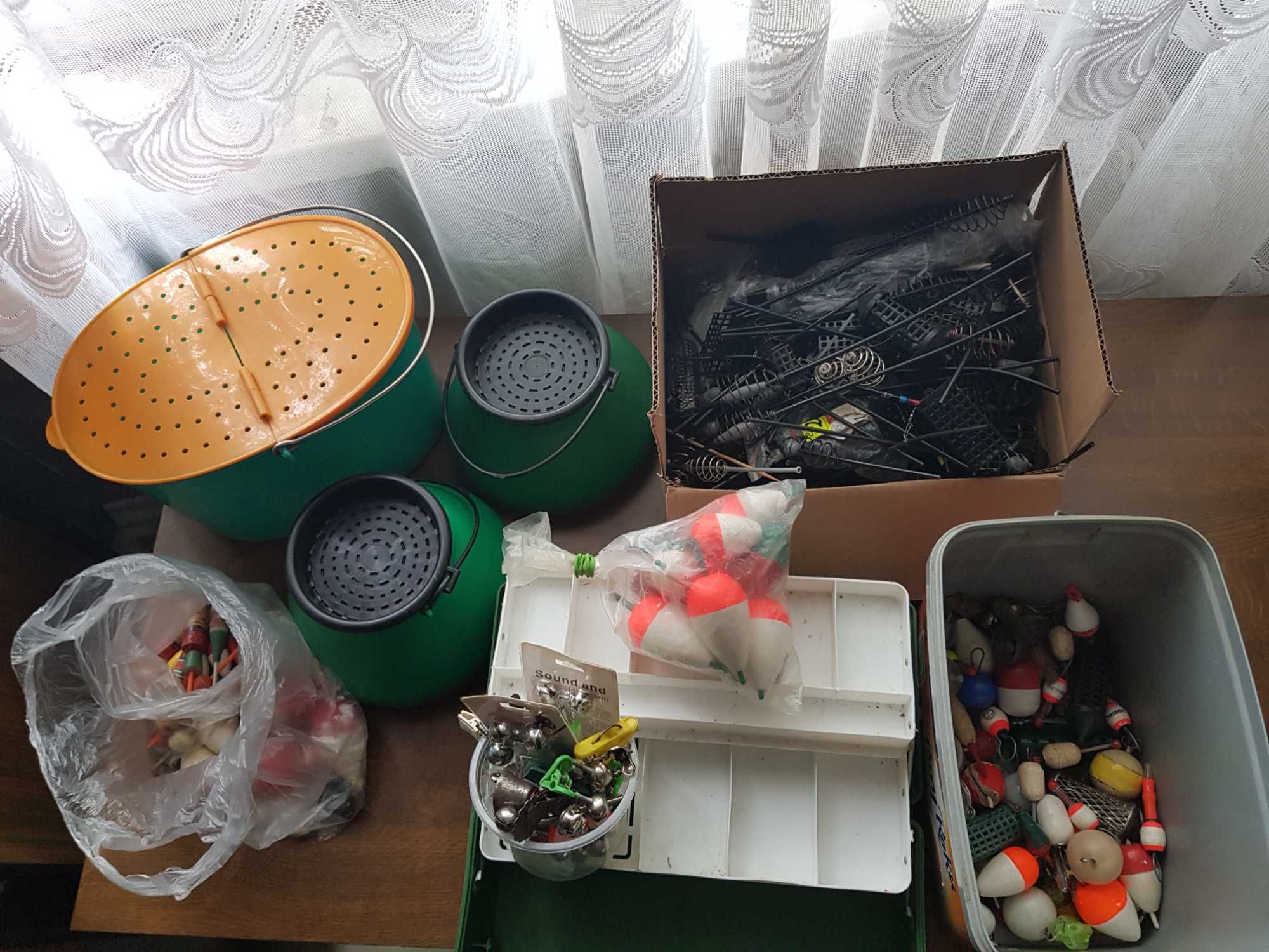 Spławiki, siatki, obciążniki, proce, koszyczki zanętowe, etc.