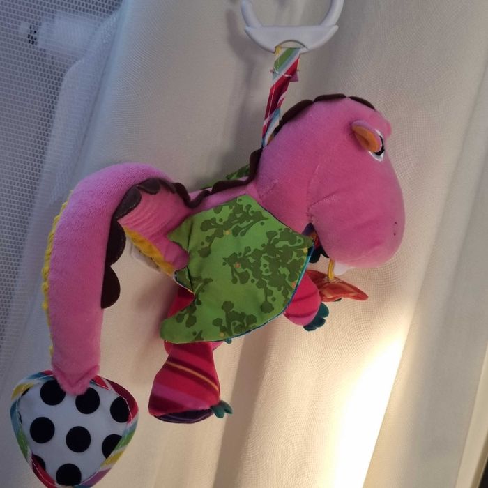 Smok smoczyca Lamaze pluszowa zawieszka maskotka grzechotka Lamaze