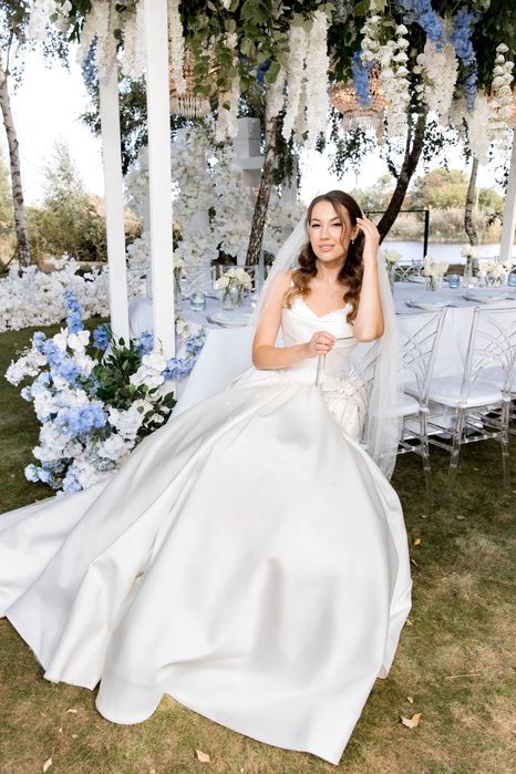 Розкішна весільна сукня з перлинами