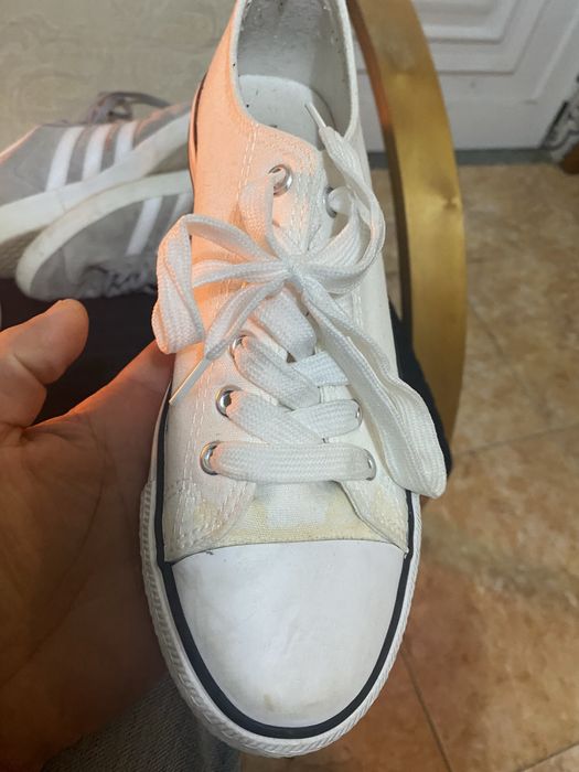 Dapatilhas dois pares de sapatilhas usados como novos