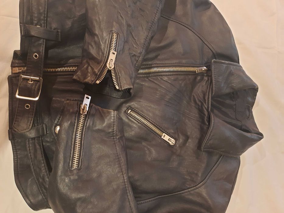 Casaco preto em pele genuína, tamanho médio.