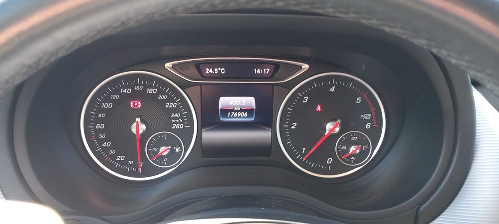Mercedes B180 d style ipecável  em estado novo.