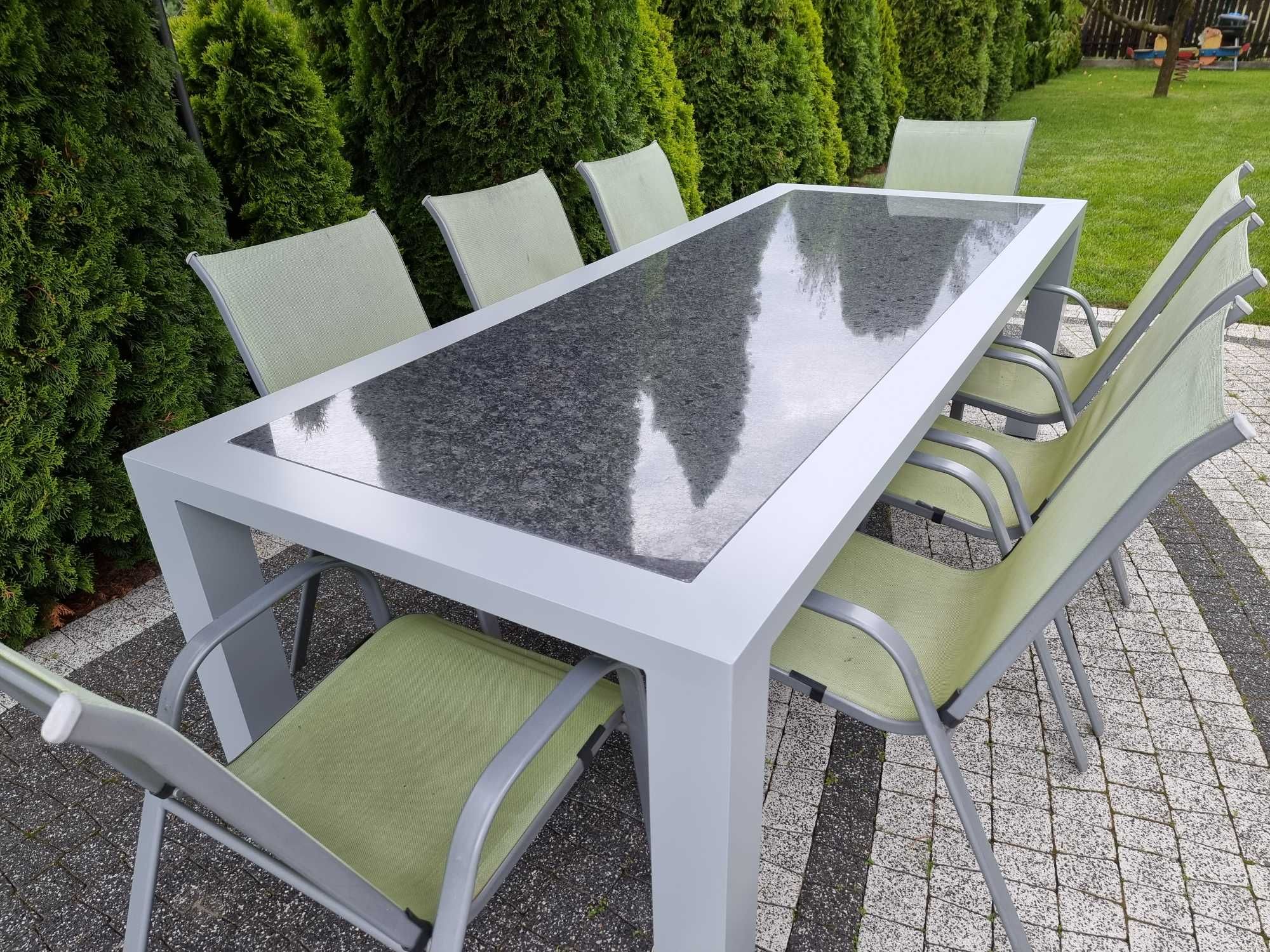 Aluminiowy stół ogrodowy wypełniony granitem