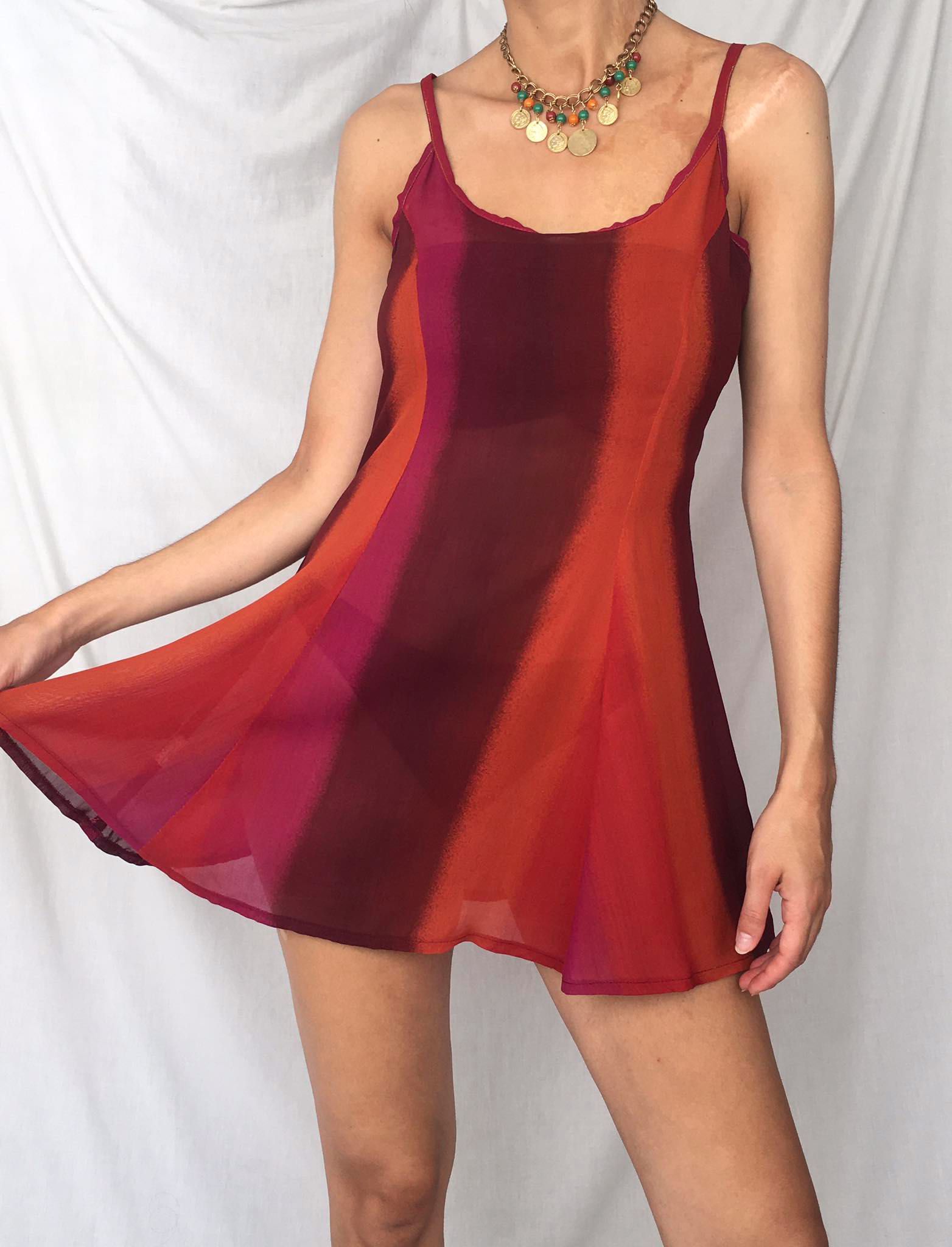 Vestido curto com degradê em tons rosa e vermelho