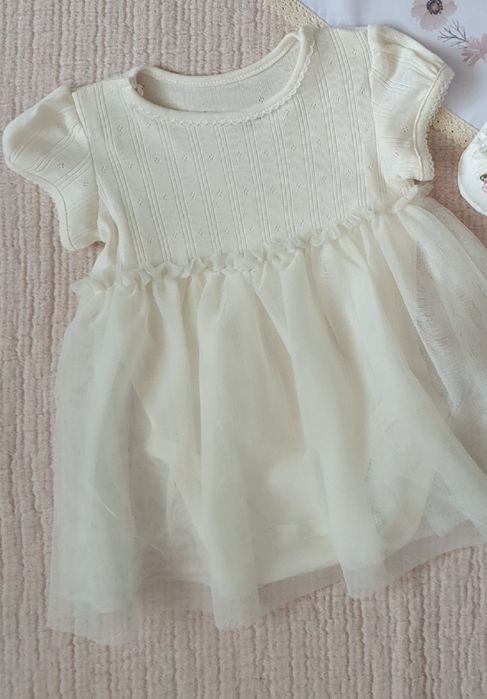 Tiulowa sukienka z body r.62 H&M kremowa