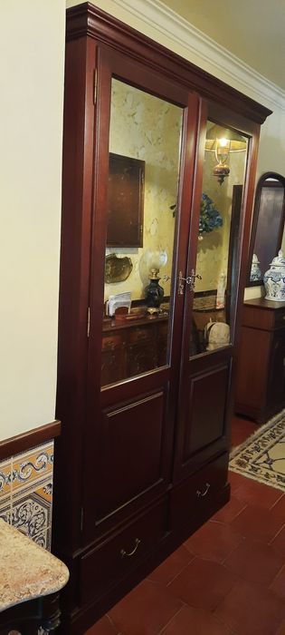 Móvel roupeiro de mogno c espelho efeito oxidado