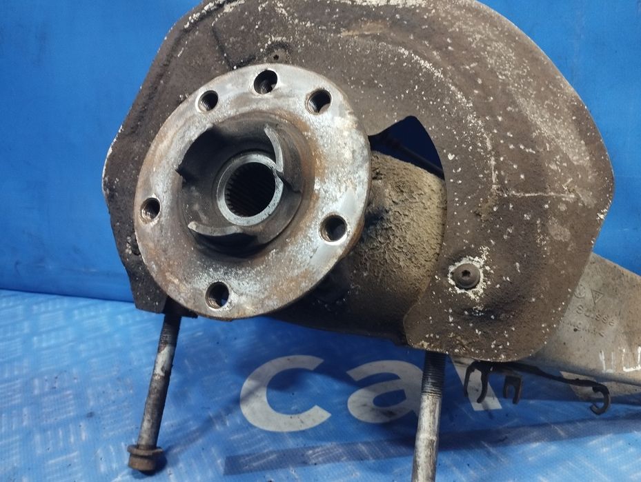 Ступиця (кулак цапфа) передня права Porsche Cayenne 958 Порш Каєн