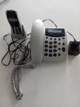Stary telefon stacjonarny z bazą