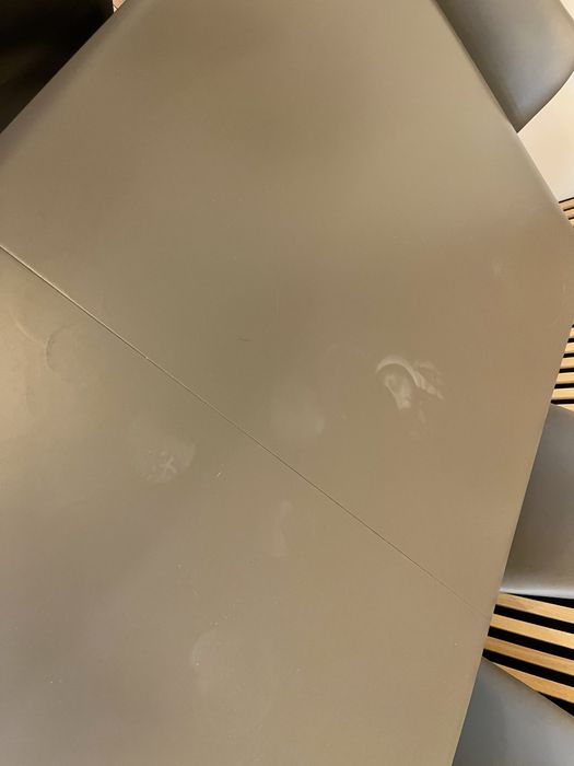 Szary stół i krzesła do salonu Agata Meble