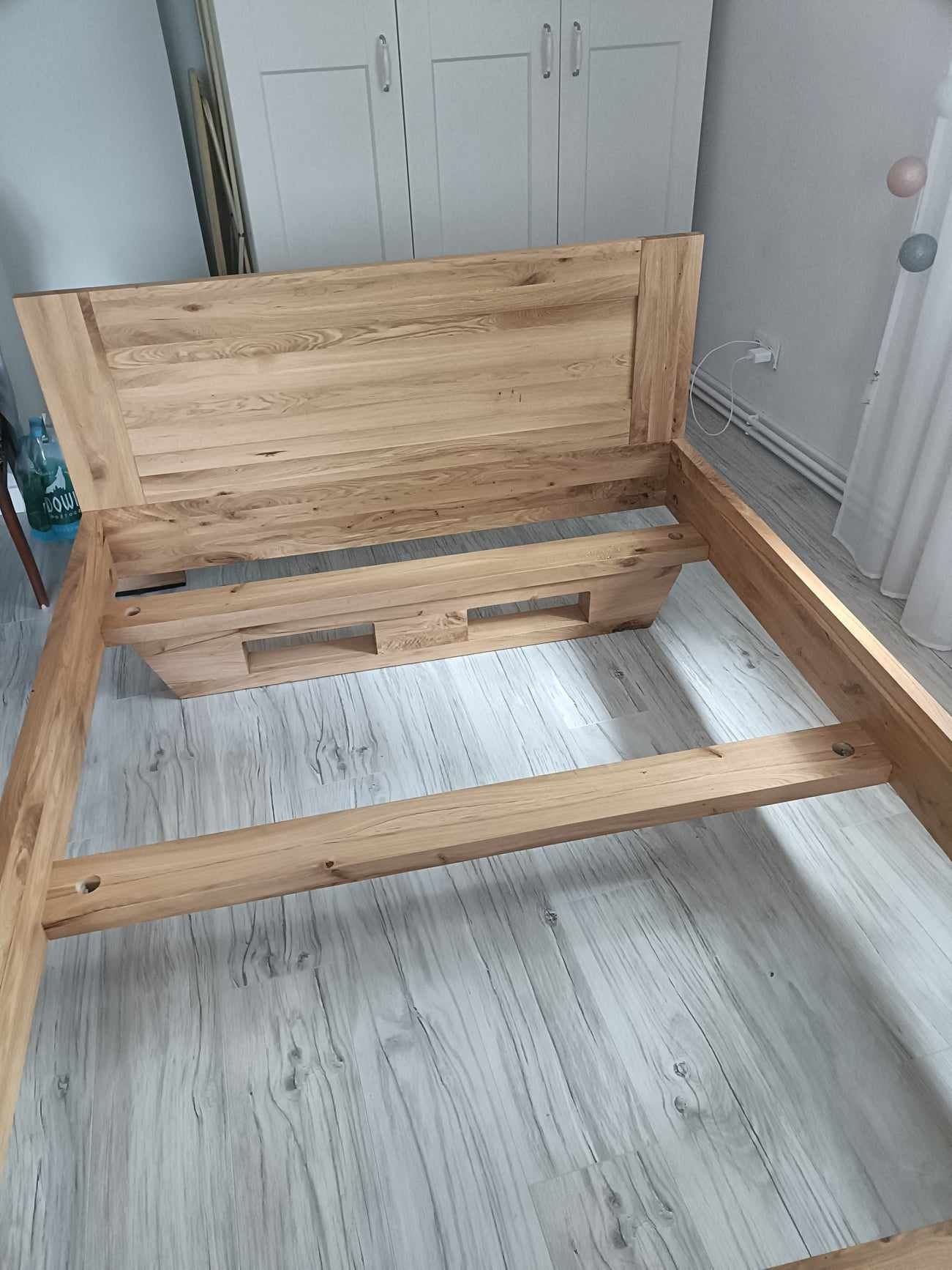 Łóżko dębowe lewitujace