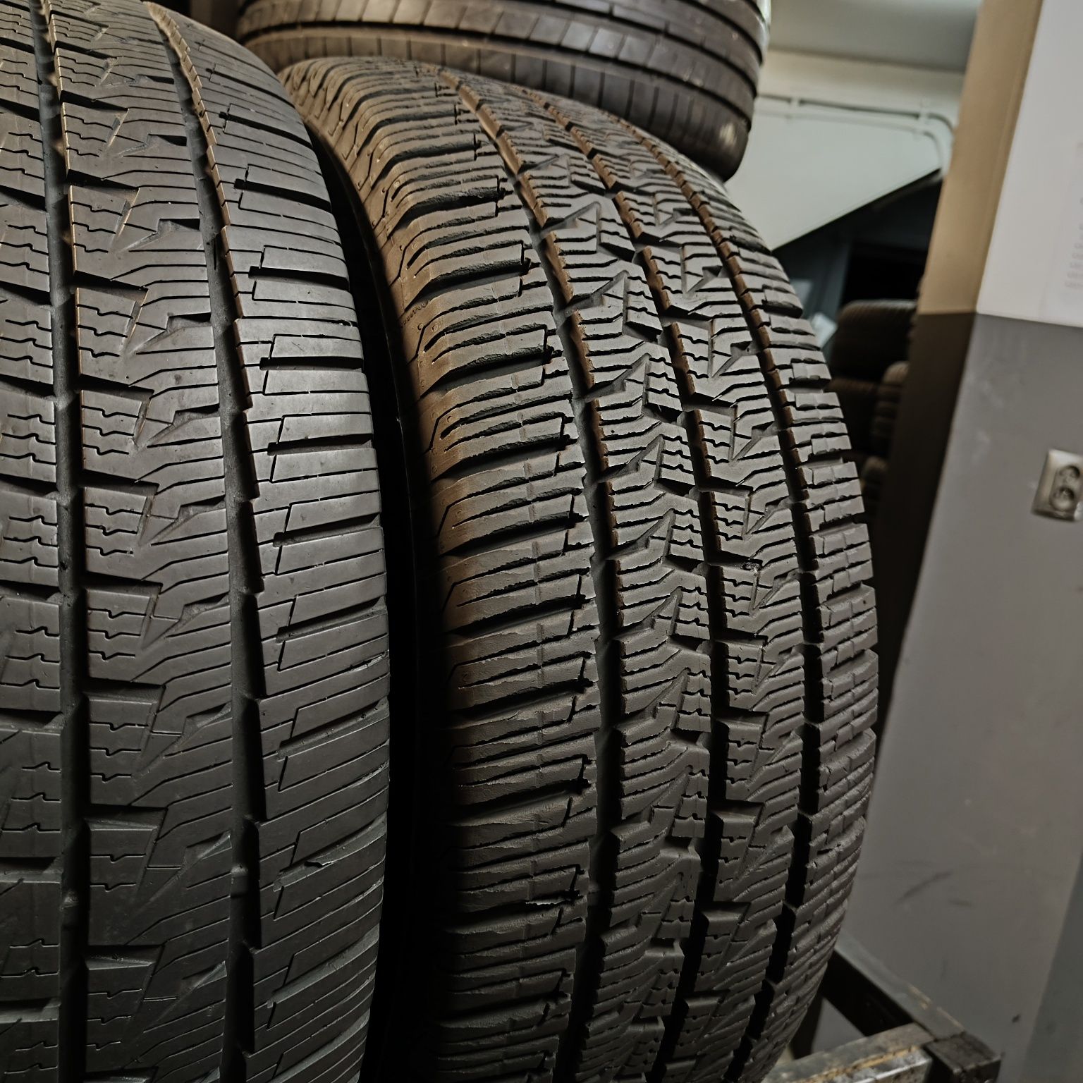 235/65/16 C Sprzedam parę opon całorocznych Continental