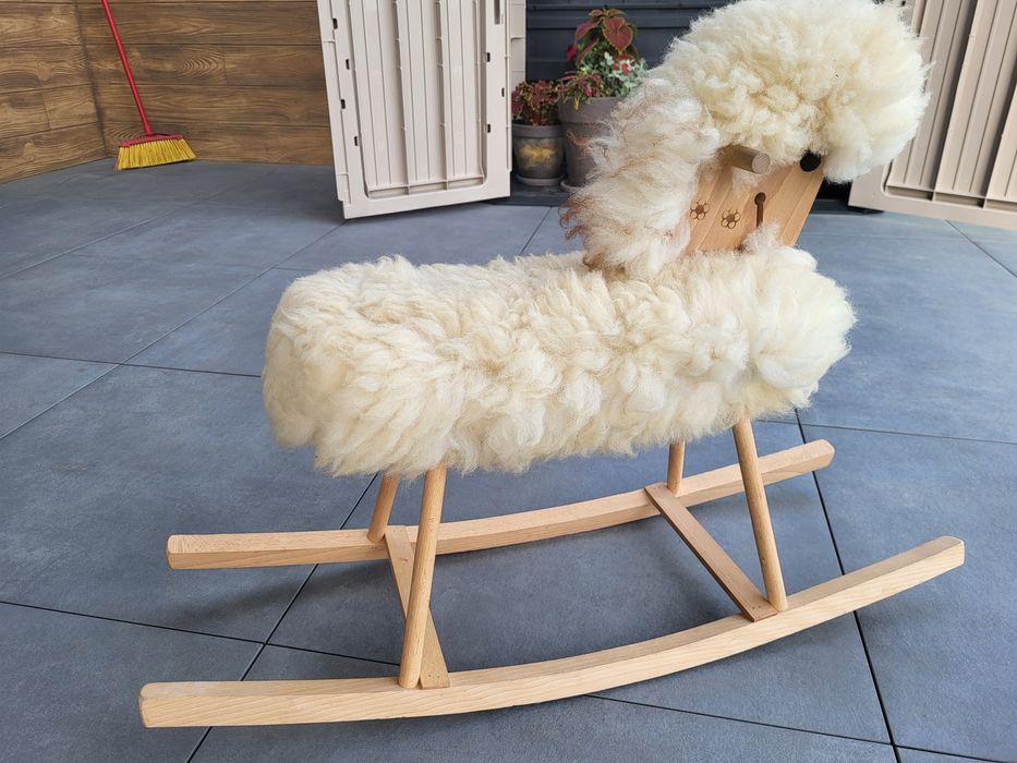 Konik na biegunach drewniany owca