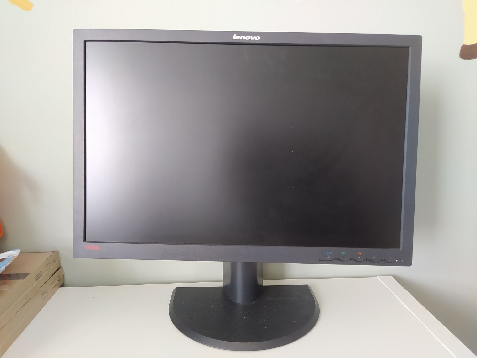 Duży monitor Lenovo