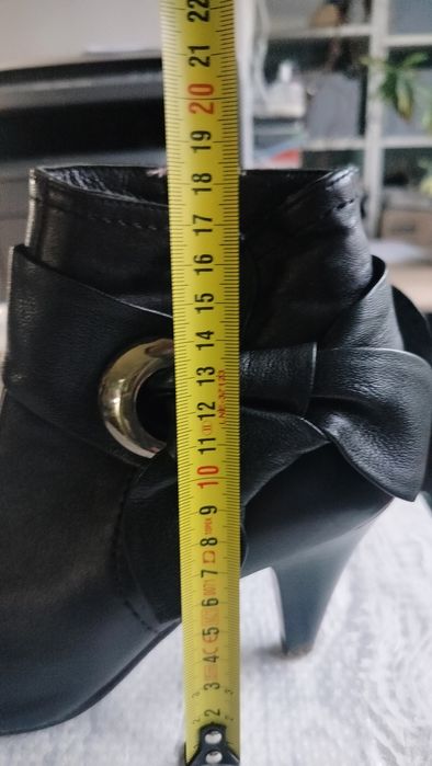 Продаються жіночі зимові ботинки