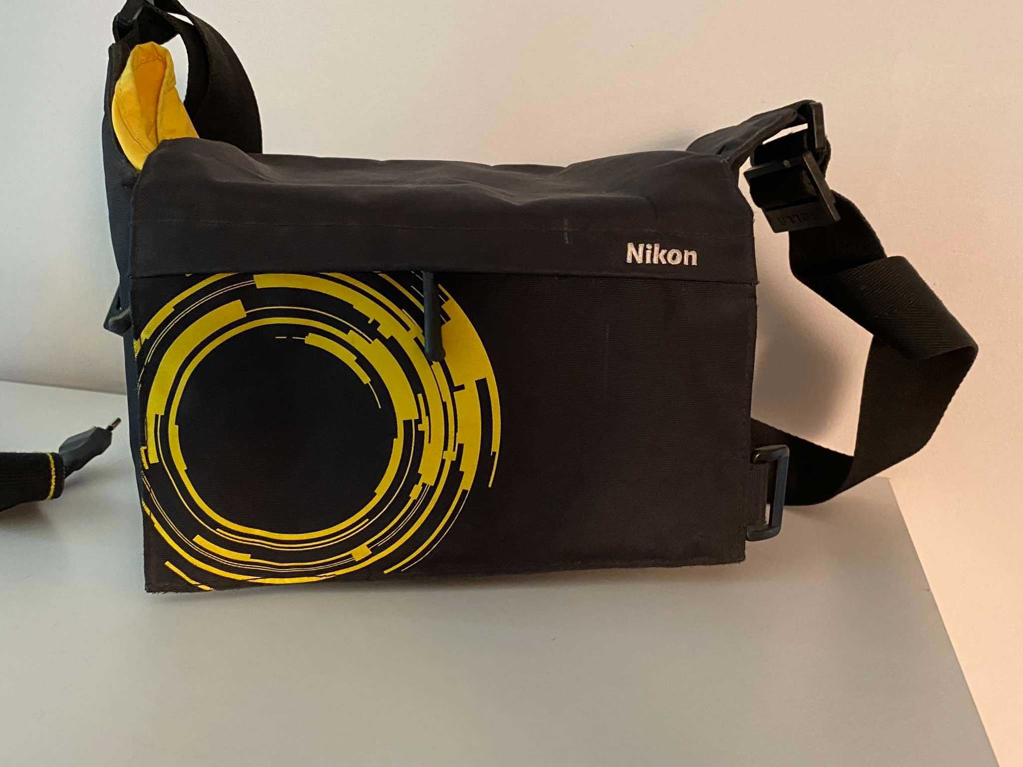Nikon D7100 Body + Nikon DX VR AF-S NIKKOR 18-140mm + Torba i stojak