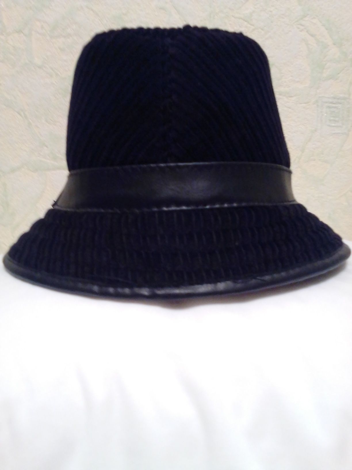 Шляпка жіноча чорна