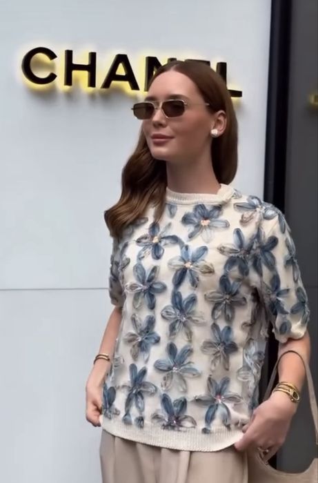 Неймовірна нарядна кофтинка з квітами і блискітками