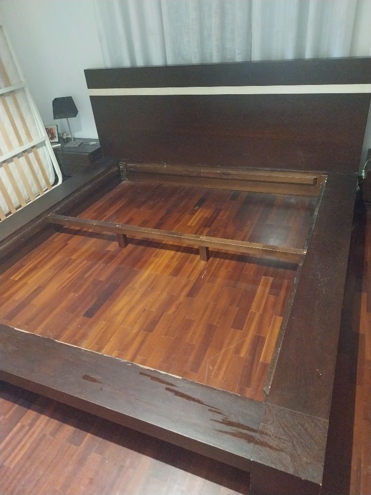 Cama em madeira maciça, sem estrado e colchão