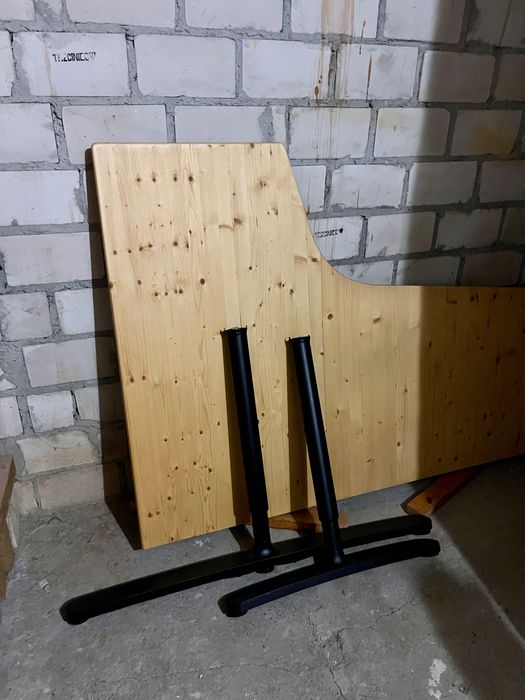 Biurko narożne prawe IKEA BEKANT 160×60/110 cm, lite drewno świerk