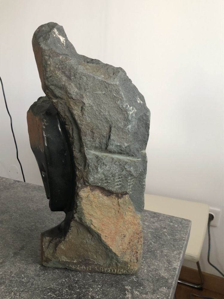 Escultura em pedra maciça assinada pelo artista