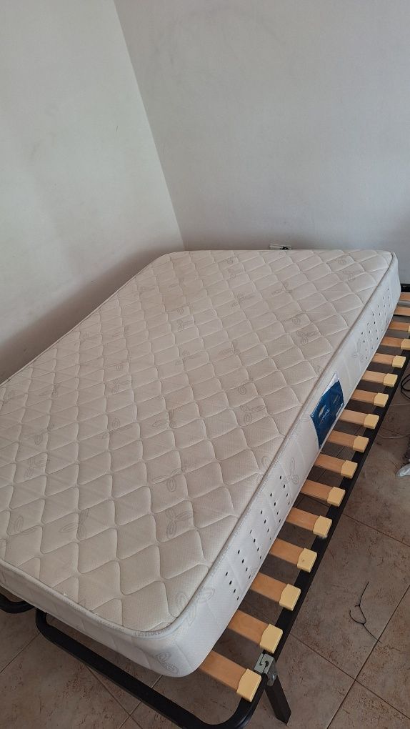 Vendo colchão de casal com estrado.