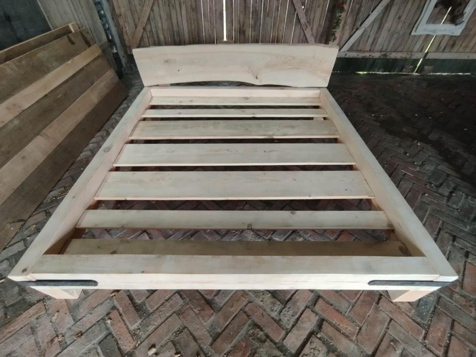 Ręcznie robione łóżko sosnowe 200x200 – naturalne drewno