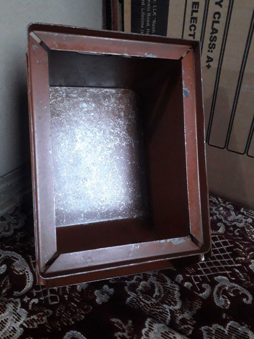 Ящик для металовиробів та інструмента з минулого століття.