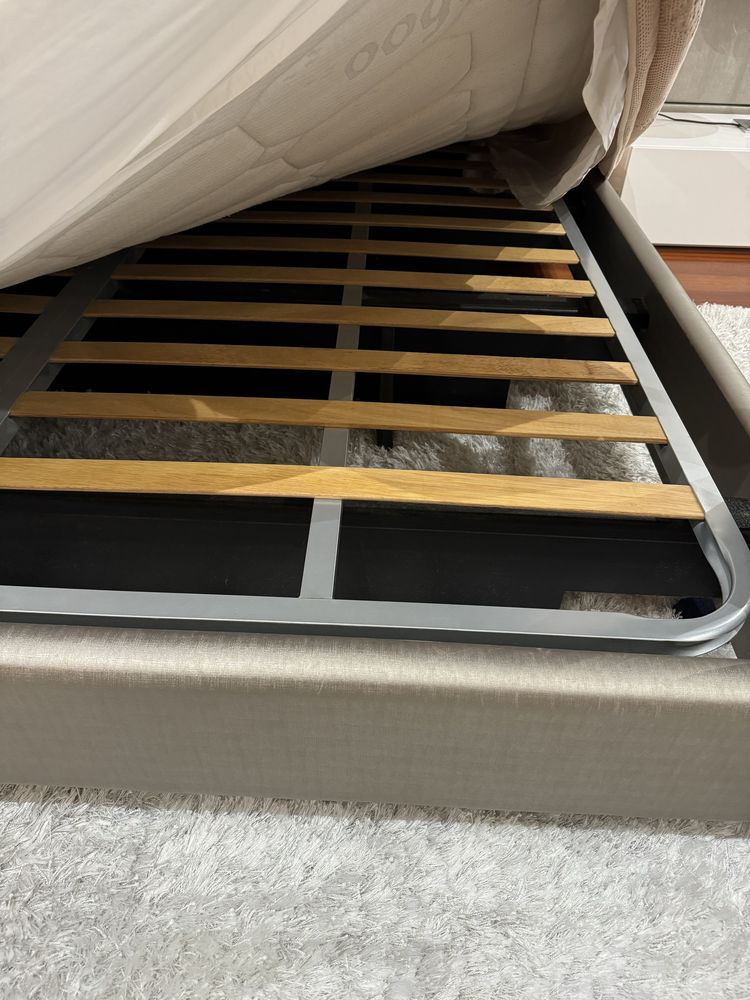Cama lacada branca com estrado e colchao  2x2cm  sem mesinhas de cabec