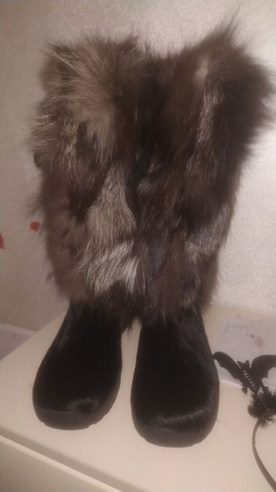 Черные высокие сапоги с натуральным мехом чернобурки
