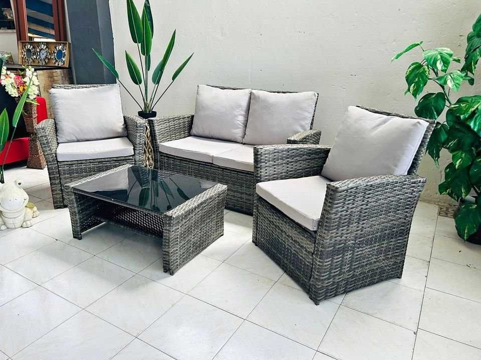 oferecer novos sofás e mesa de jardim envio grátis