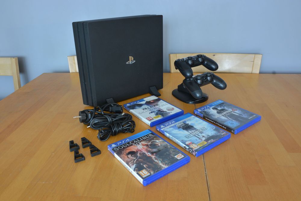 Playstation 4 PRO CUH- 7116 B