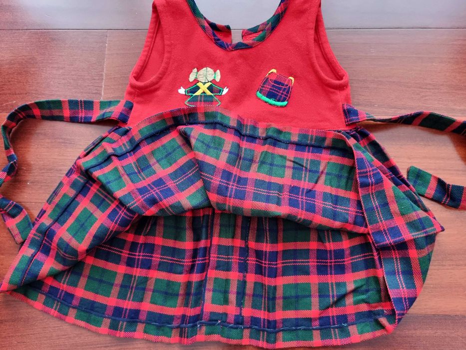 Vestido de inverno com padrão vermelho, azul escuro e verde, tam 24