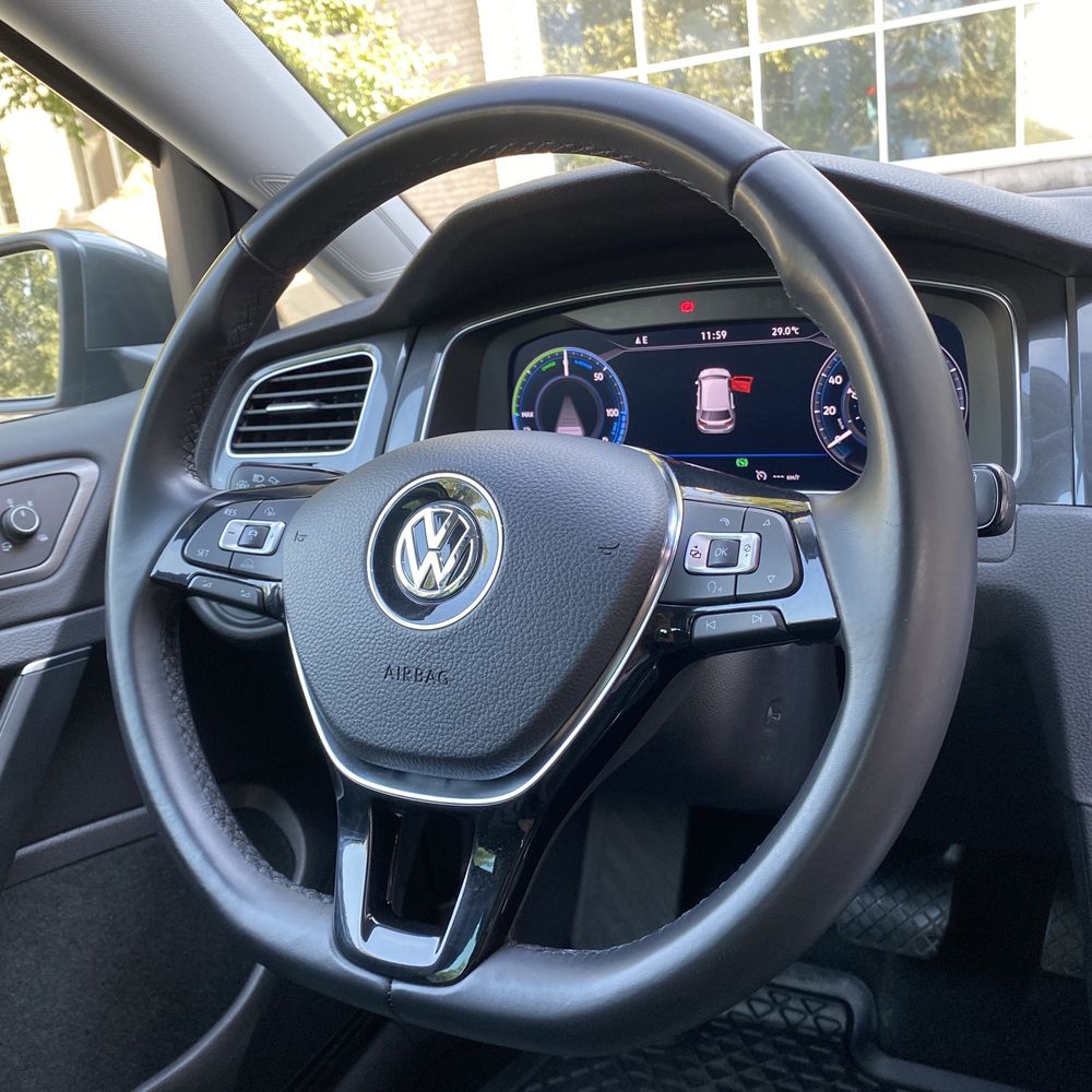 Продам Volkswagen E-GOLF 2017р 36 кВт