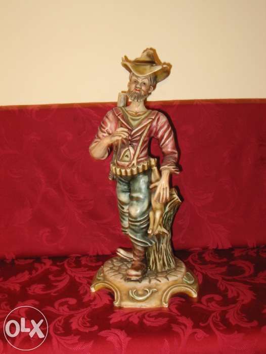 Estátua de caçador em porcelana