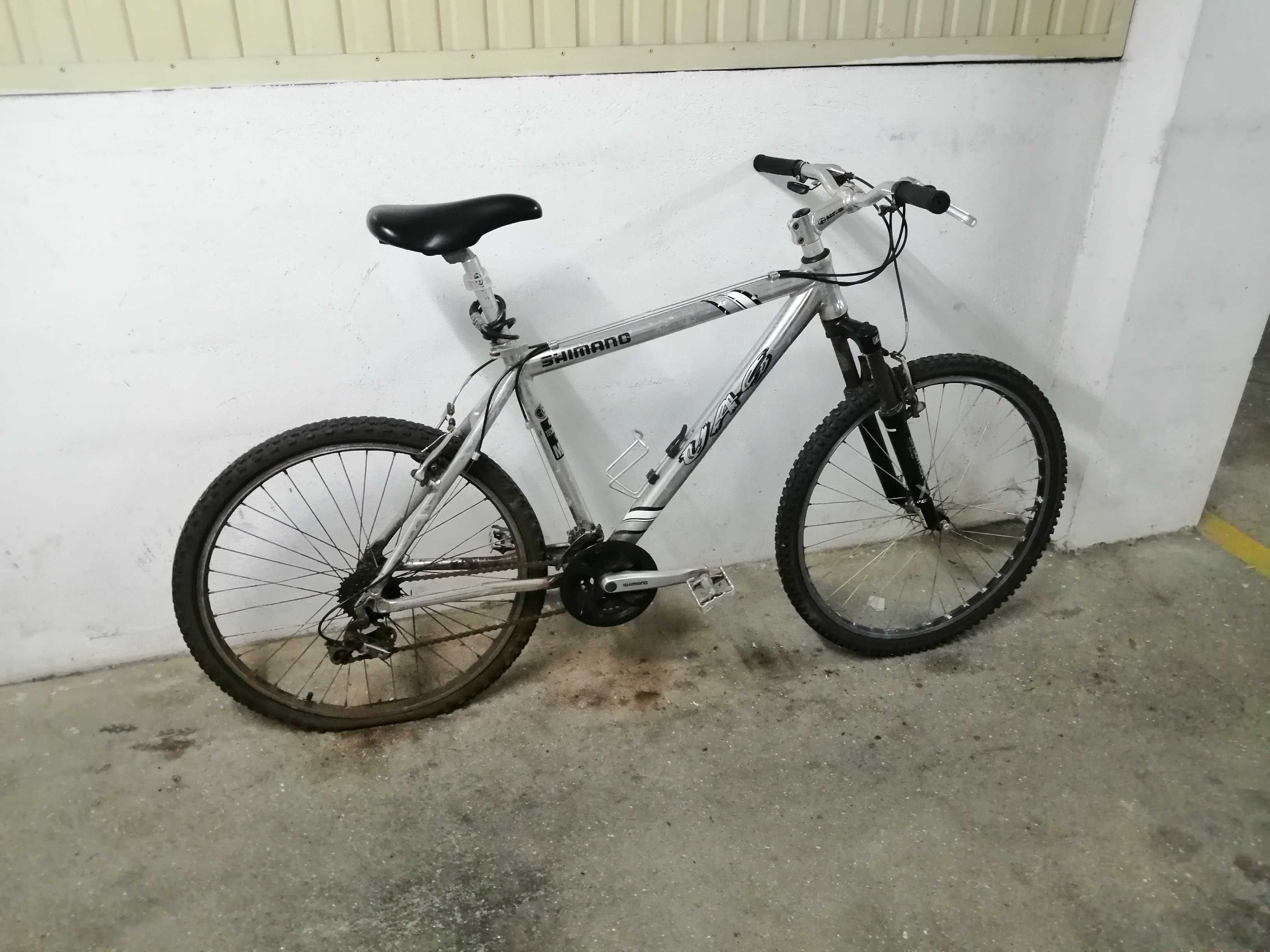 Bicicleta de Alumínio (roda 26) - Avariada