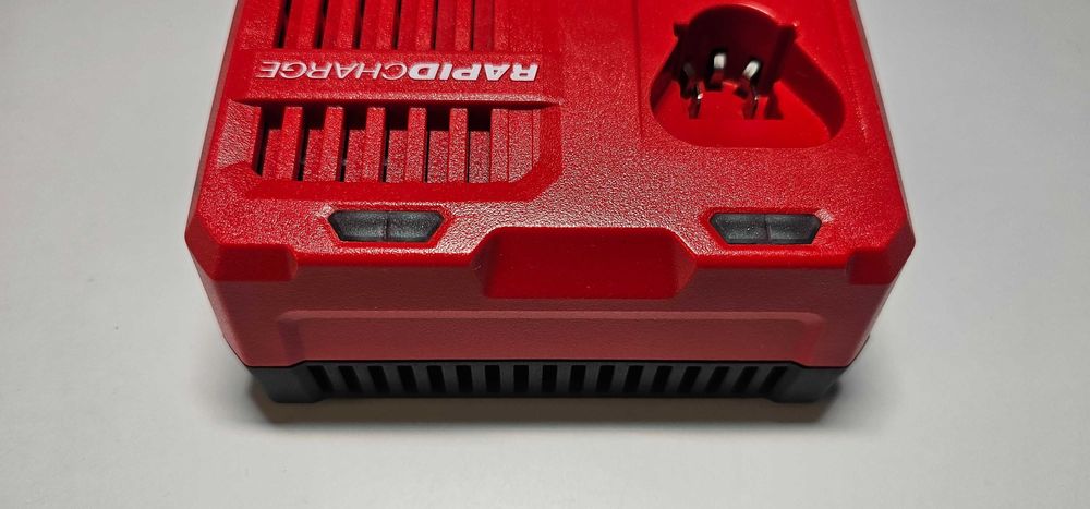 Ladowarka Milwaukee M12-18FC z filtrem